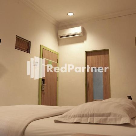 Wisma Sederhana Mitra Reddoorz Медан Экстерьер фото