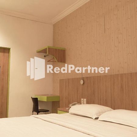Wisma Sederhana Mitra Reddoorz Медан Экстерьер фото
