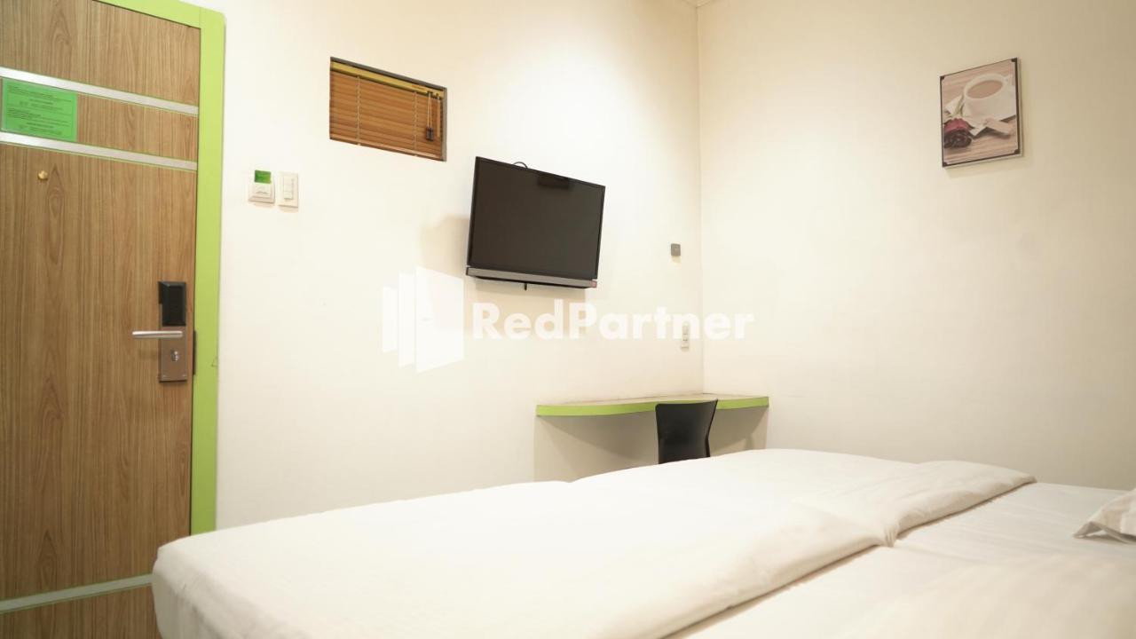 Wisma Sederhana Mitra Reddoorz Медан Экстерьер фото
