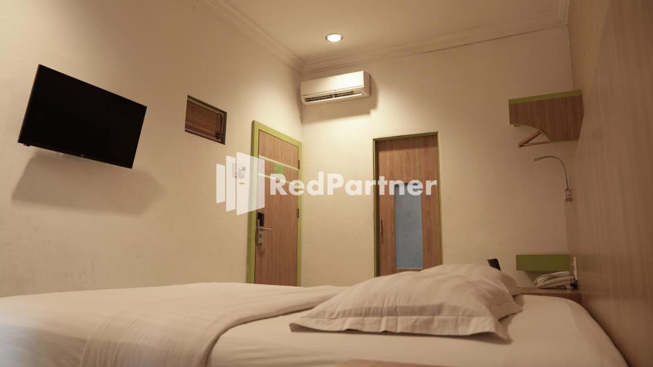 Wisma Sederhana Mitra Reddoorz Медан Экстерьер фото