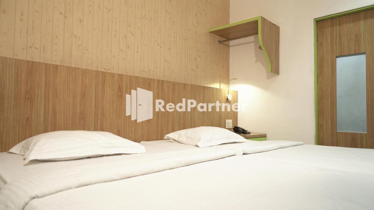 Wisma Sederhana Mitra Reddoorz Медан Экстерьер фото