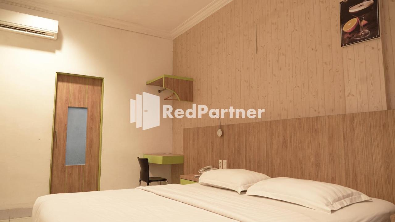 Wisma Sederhana Mitra Reddoorz Медан Экстерьер фото