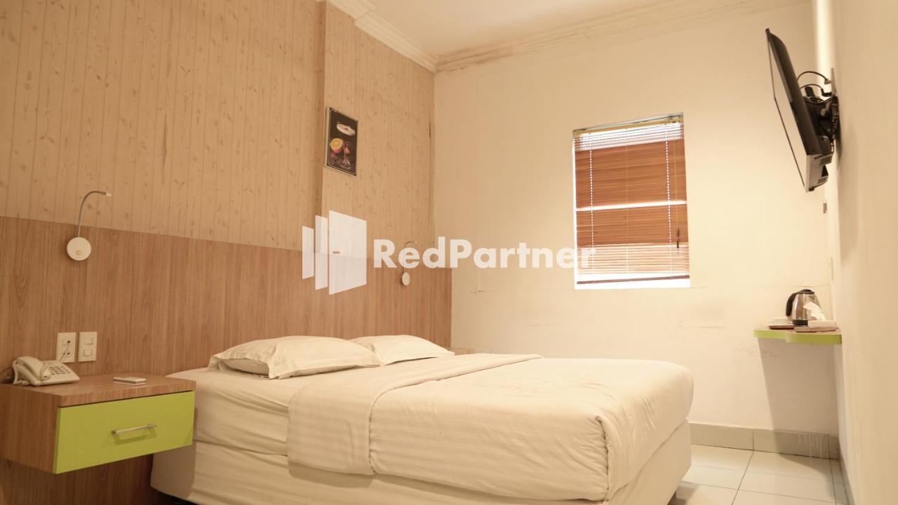 Wisma Sederhana Mitra Reddoorz Медан Экстерьер фото