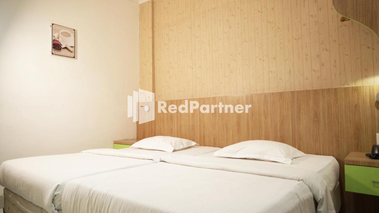 Wisma Sederhana Mitra Reddoorz Медан Экстерьер фото