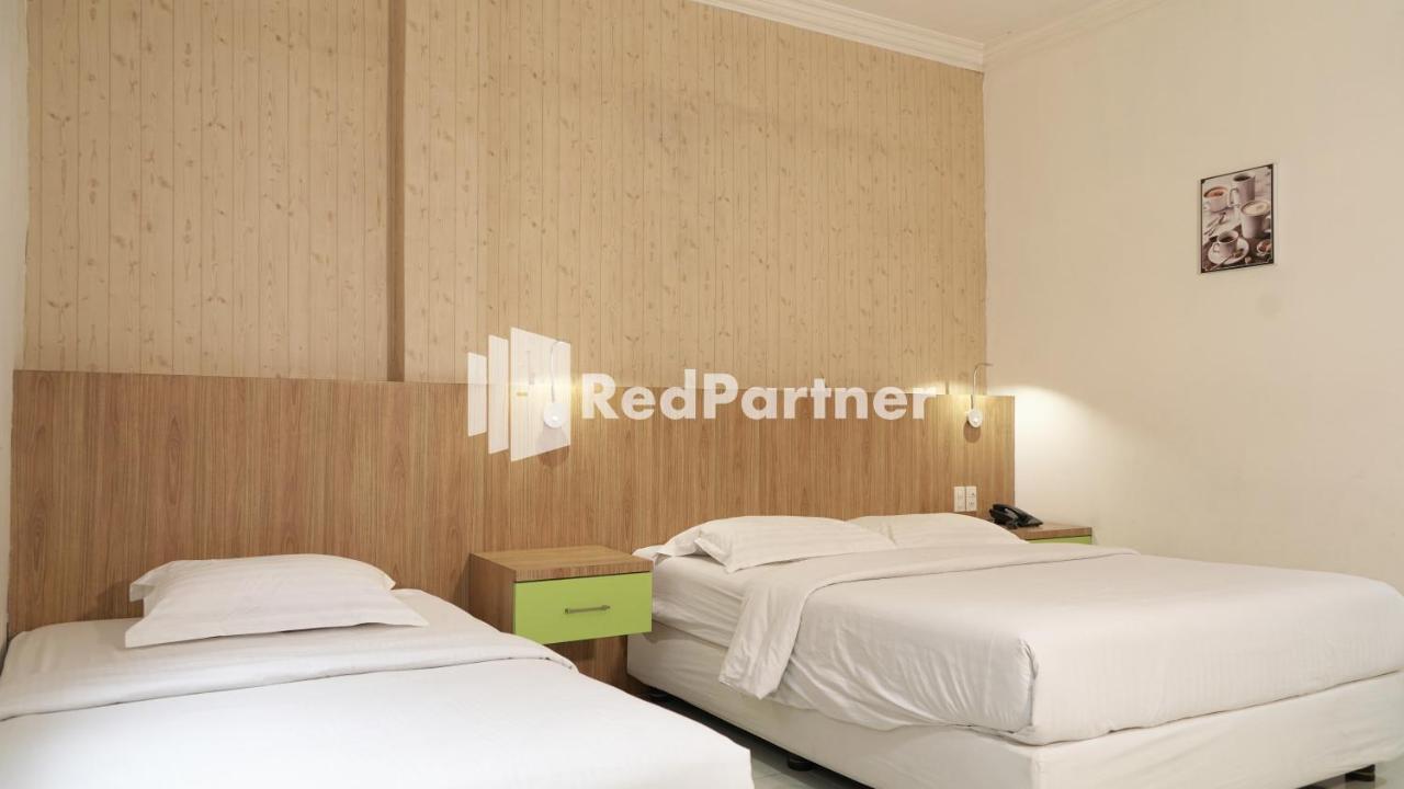 Wisma Sederhana Mitra Reddoorz Медан Экстерьер фото
