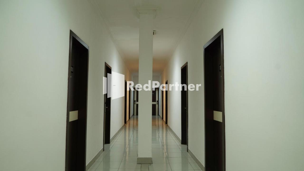 Wisma Sederhana Mitra Reddoorz Медан Экстерьер фото