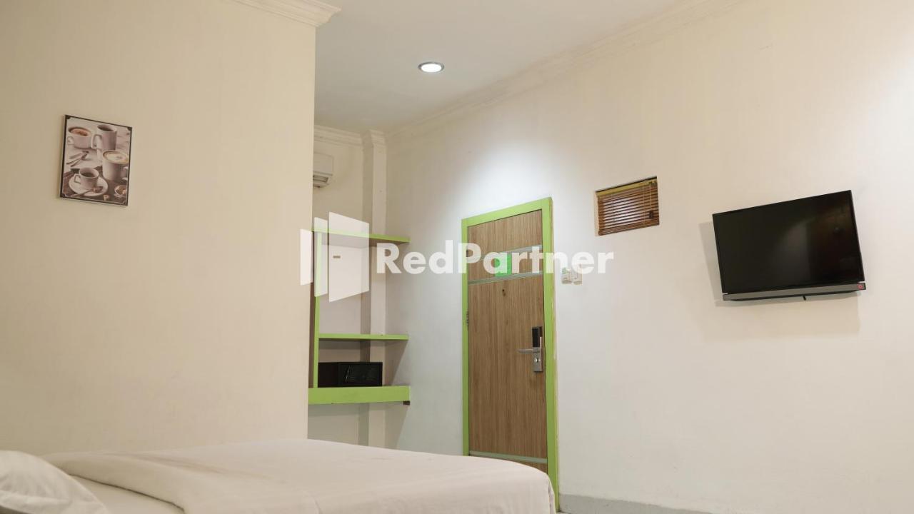 Wisma Sederhana Mitra Reddoorz Медан Экстерьер фото