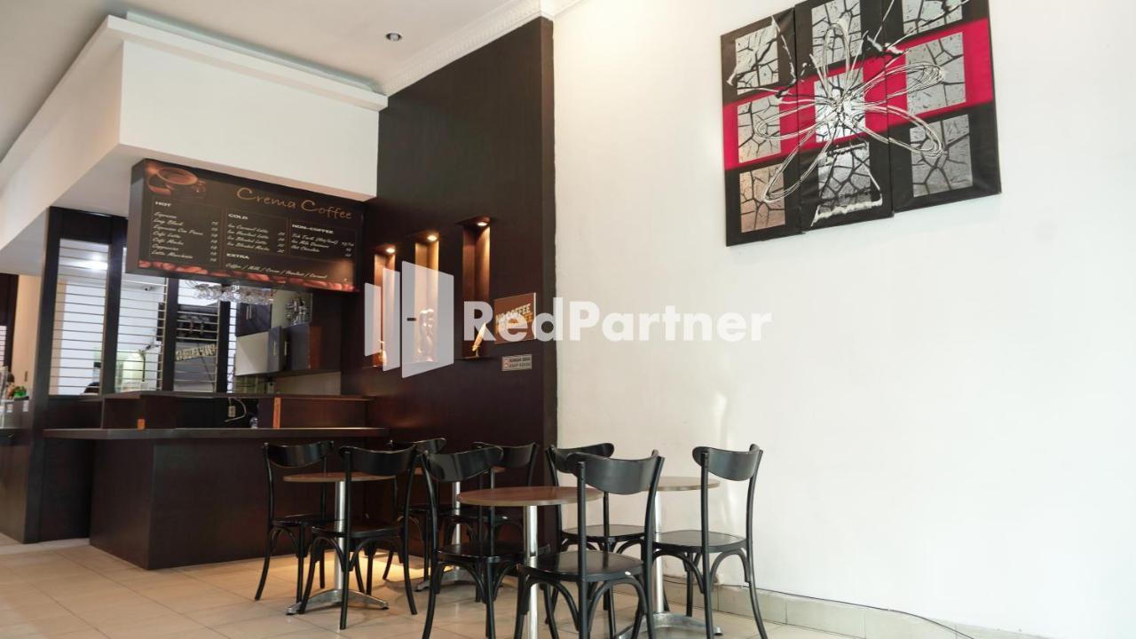 Wisma Sederhana Mitra Reddoorz Медан Экстерьер фото