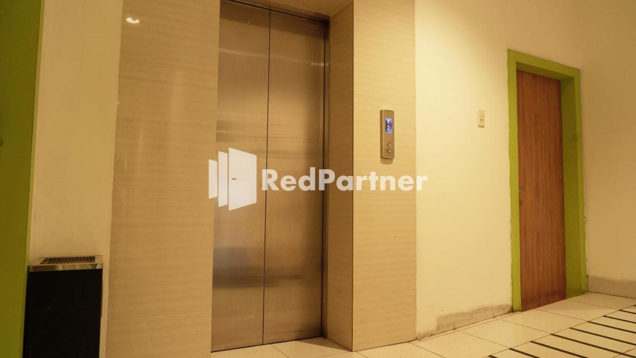 Wisma Sederhana Mitra Reddoorz Медан Экстерьер фото