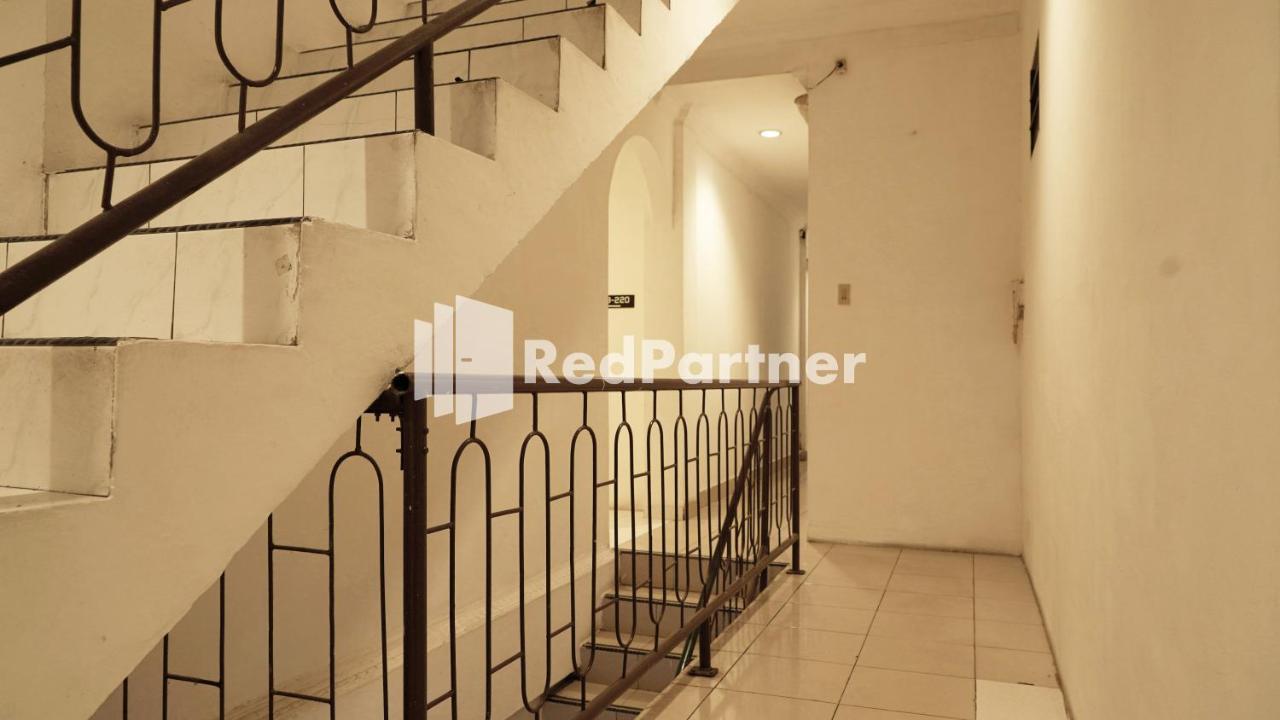 Wisma Sederhana Mitra Reddoorz Медан Экстерьер фото