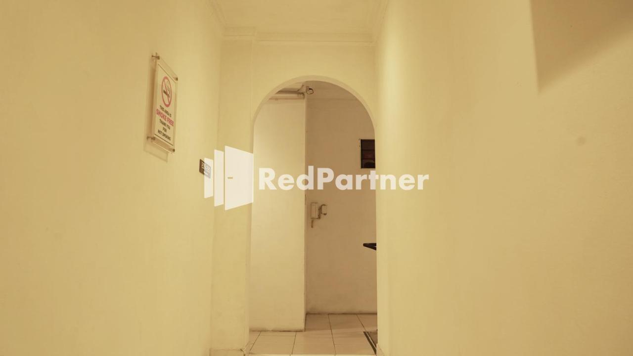 Wisma Sederhana Mitra Reddoorz Медан Экстерьер фото