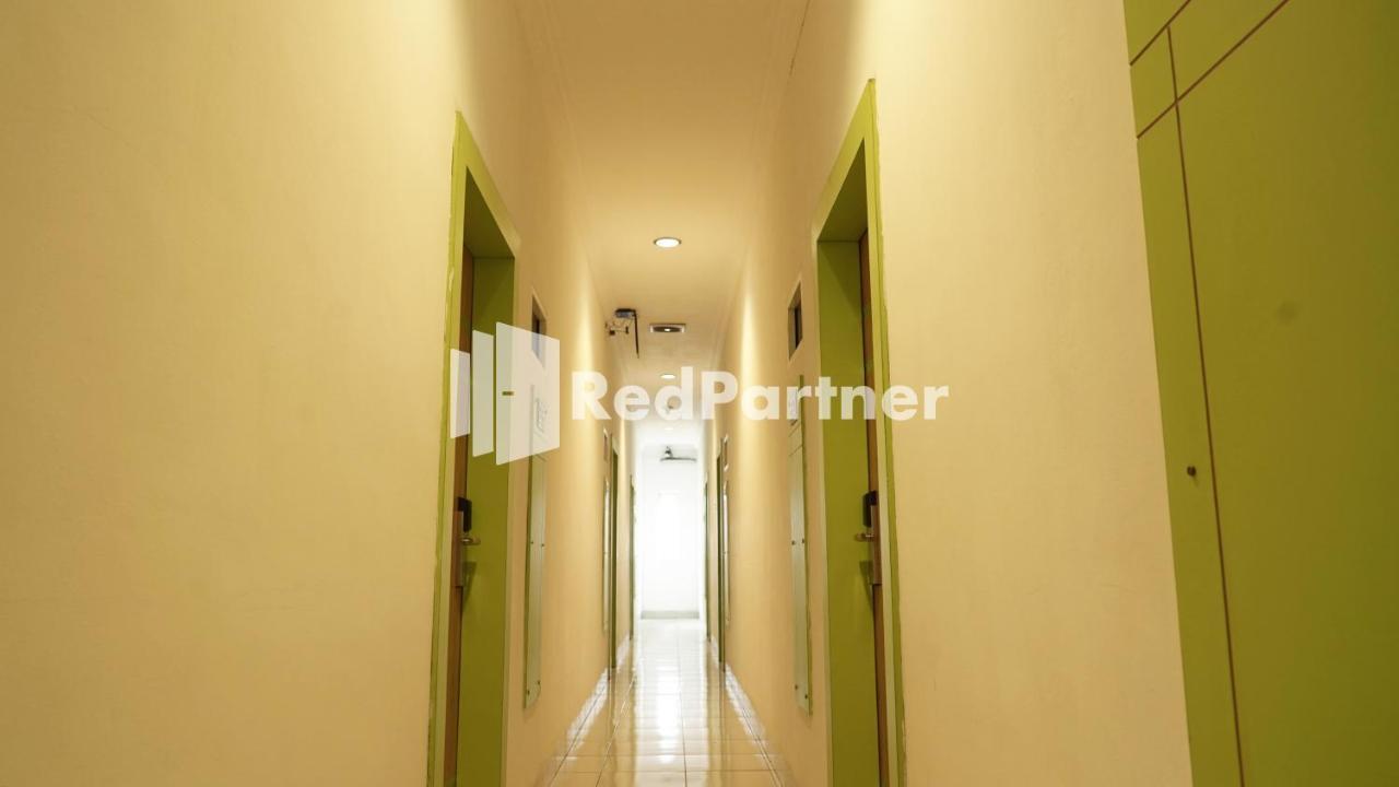 Wisma Sederhana Mitra Reddoorz Медан Экстерьер фото