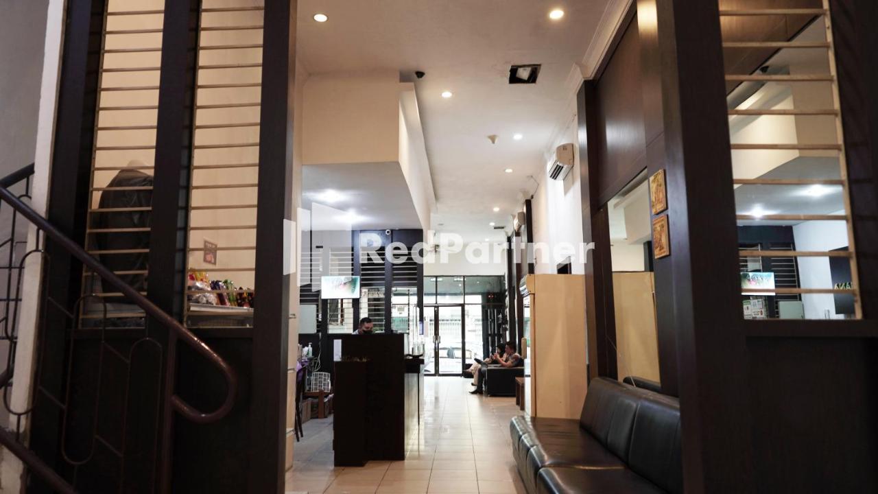 Wisma Sederhana Mitra Reddoorz Медан Экстерьер фото