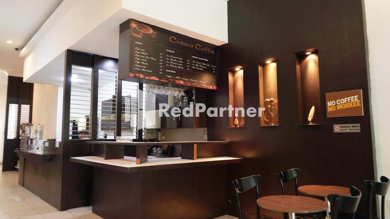 Wisma Sederhana Mitra Reddoorz Медан Экстерьер фото